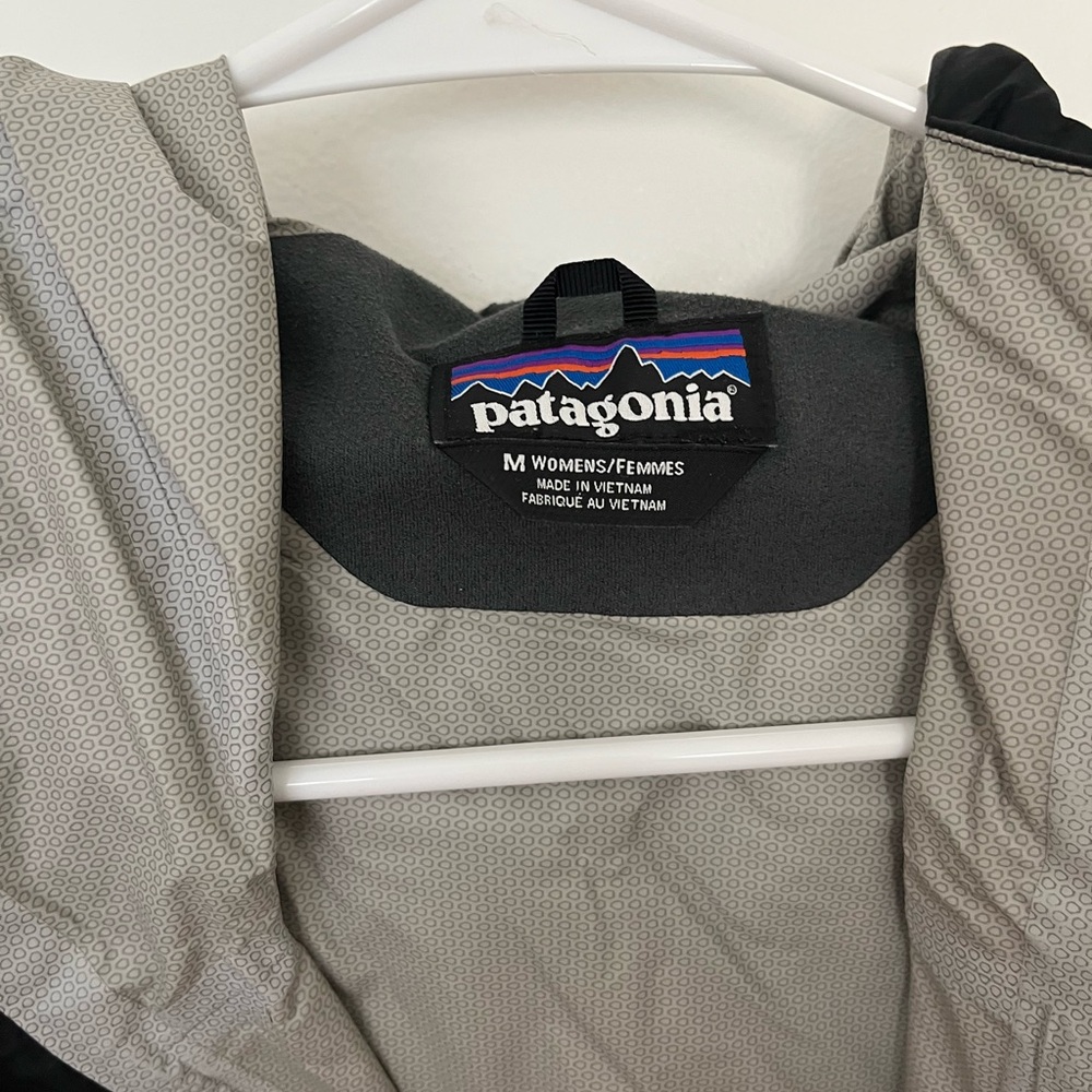 Women’s Patagonia rain jacket - Picture 2 of 3